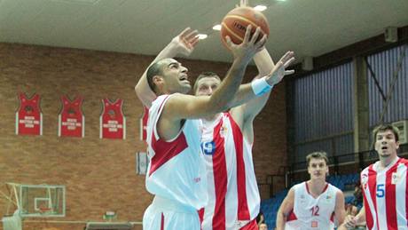 Nymbursky Afik Nissim (v bílém) zakonuje v duelu s Crvenou zvezdou Blehrad