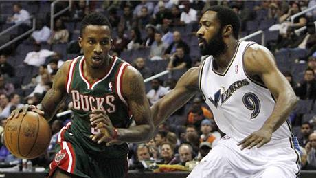 Gilbert Arenas (vpravo) z Washingtonu Wizards brání Brandona Jenningse z Milwaukee Bucks 