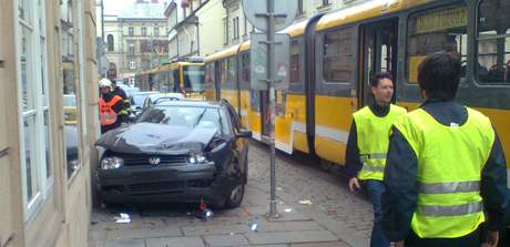 Sráka auta s tramvají u plzeského námstí Republiky zablokovala v pondlí v poledne provoz na tramvajové lince íslo 1