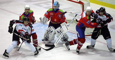 Tebítí hokejisté (na snímku branká Radek Fiala na vlastním led podlehli tradinímu rivalovi ze Znojma 0:2.