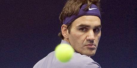 RETURN. výcar Roger Federer se soustedí na odehrání míku v utkání s Chorvatem Ivanem Ljubiiem.