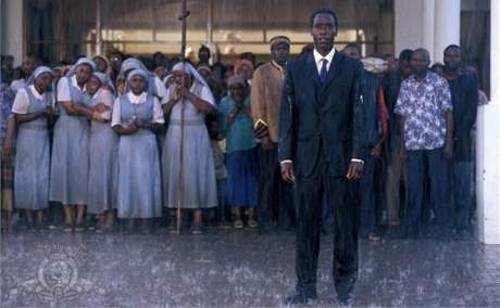 Zbr z filmu Hotel Rwanda vetn herce Dona Cheadlea, kter hrl Paula Rusesabaginu