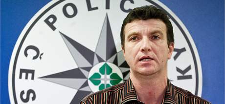 Josef Mare, vedoucí vyetovacího týmu praské policie, pi tiskové konferenci k vyetování pípadu poheované Aniky. (22. íjna 2010)