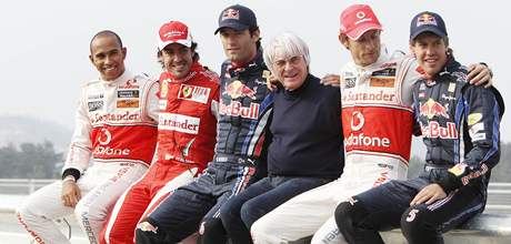 Zleva: Hamilton, Alonso, Webber, Ecclestone, Button a Vettel. Pt adept na titul mistra svta 2010 ti zvody ped koncem sezony a f serilu formule 1.