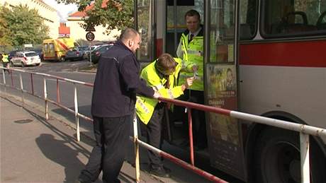 Autobus, z kterého dívka vypadla, prohlédne soudní znalec.