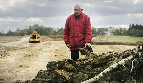 Josef Bezecný na svém pozemku u Tábora, kde probíhá výstavba dálnice D3. 