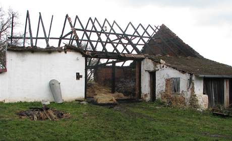 Stecha domu i stodola lehly popelem. 
