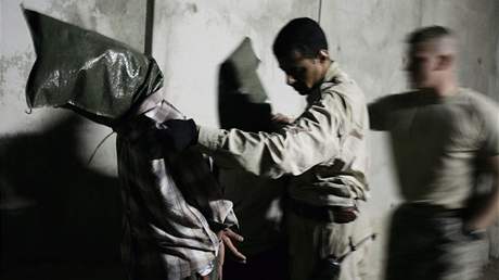 V iráckých vznicích mli Ameriané pihlíet muení iráckých zajatc...