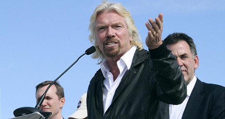 Miliard Richard Branson v, e vesmrn turist vzltnou z novho kosmodromu v ptch 18 mscch.