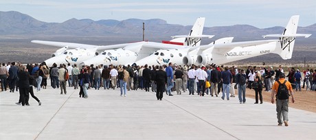 Nosn letadlo White Knight Two se stalo hlavn atrakc ceremonilu.