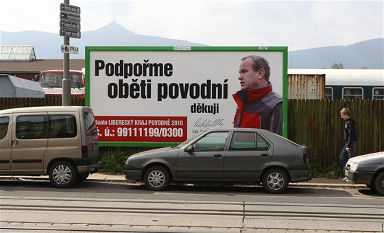 Hejtman Libereckého kraje Stanislav Eichler shlíí ped volbami z billboard a vyzývá k pomoci obtem povodní.