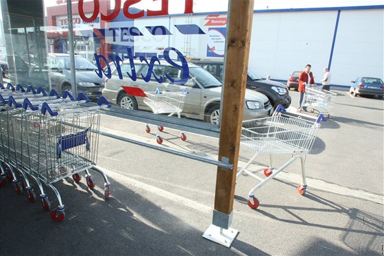 Plzeské Tesco jako první v zemi u má nákupní vozíky bez mincovník, nkteí lidé je proto na svá místa nevracejí.