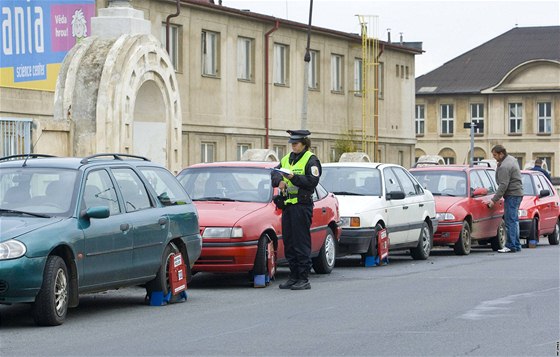 Plzetí msttí policisté nasazují botiky na patn zaparkovaná auta...