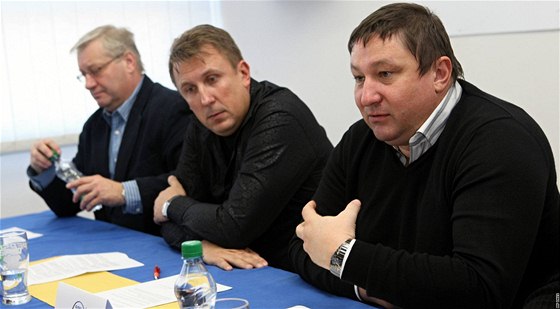 Tisková konference k odstoupení prezidenta hokejového klubu PSG Zlín Martina Janeky (na snímku zleva Miroslav Michalovský,Miroslav Hladík a Martin Janeka).