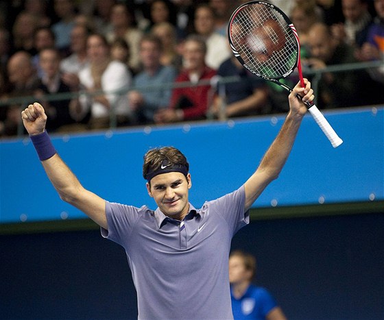 Roger Federer se raduje z vítězství na turnaji ve Stockholmu