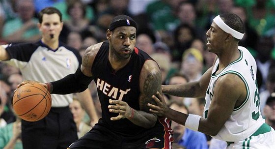 LeBron James (vlevo) z Miami Heat obchází Paula Pierce z Bostonu Celtics