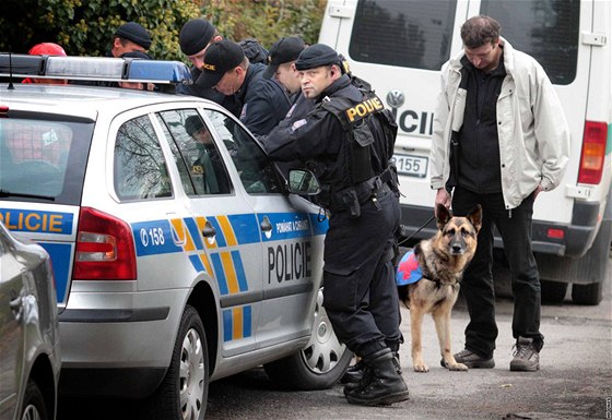 Policisté se psy pátrají po devítileté Anice. (16. íjna 2010)