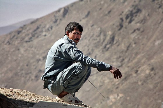 Afghánec hlídá strategický vrchol nad soutskou Tangi Waghjan