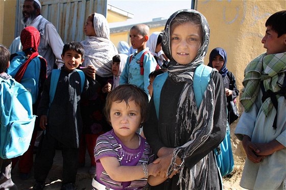 Afghánské dti odcházejí ze koly v Kolangaru