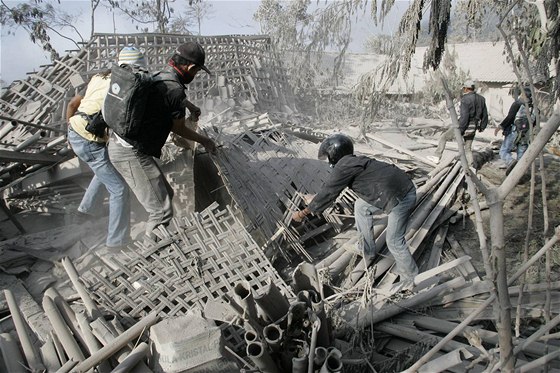 Záchranái a policisté stále hledají obti ve zcela zniené indonéské vesnici Kinahredo. (27. íjna 2010)