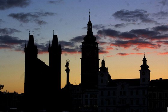 Obrysy kostela a Bílé věže v Hradci Králové