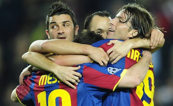 RADOST: Fotbalisté Barcelony oslavují Messiho gól