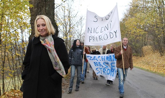 Martin Kadrman a Olga Sommerová zorganizovali petici za záchranu strom podél silnice mezi Mladkovem a Pastvinami.