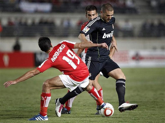 Karim Benzema z Realu Madrid se probíjí obranou tetiligové Murcíe