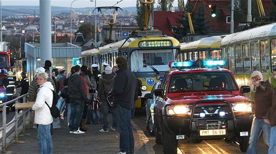 Dívka se stetla s tramvají na kiovatce Karlovarské tídy a Aleje Svobody na Lochotín (21.íjna 2010).  