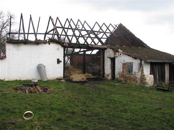 Střecha domu i stodola lehly popelem. 