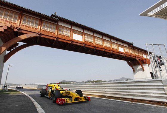 Robert Kubica s Renaultem pi tréninku na Velkou cenu Koreje.