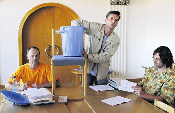 Ladislav Fujdiar (na archivní fotografii uprostřed) měl slovně napadnout úřednici magistrátu.