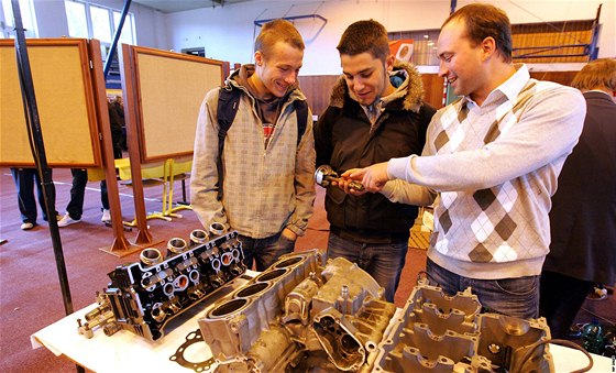 David Krka ukazuje návtvníkm veletrhu v Sokolov rozebraný motor závodního speciálu na stánku firmy ATV Moto.