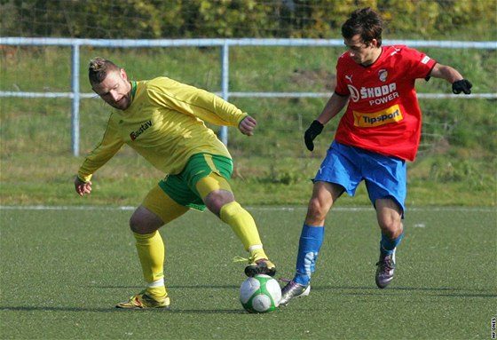 Fotbalisté 1. FC Karlovy Vary podlehli doma béku Viktorie Plze 0:6. Marian Geo (vlevo) bojuje s Davidem típkem. 