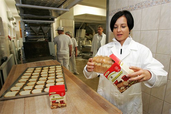Libuše Jarošová z karlovarské pekárny Trend balí Karlovarské suchary.