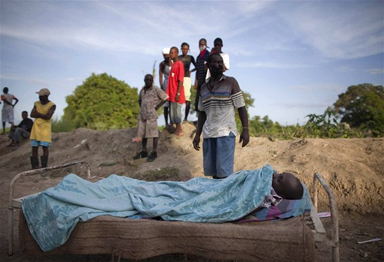 Pozstalí na Haiti stráí u postele mrtvého píbuzného