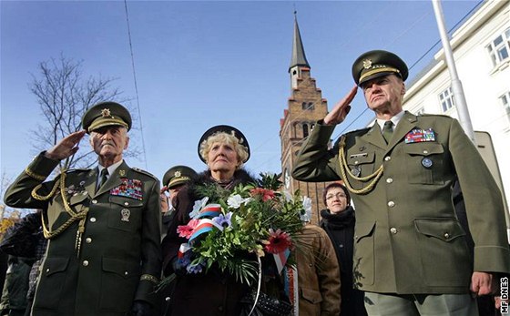 Den vzniku samostatného eskoslovenska si pipomínají veteráni i politití vzni. Zástupci mladé generace vak u tchto oslav vtinou chybí.