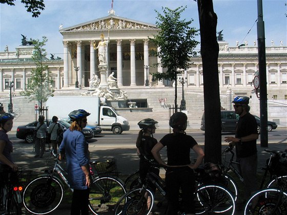 Vídeň, cyklisté před vídeňským parlamentem