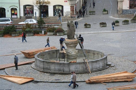 Dlníci pipravují kany v Jihlav na zimu.