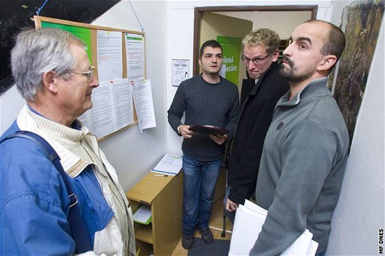 Zájemci o zelené dotace stojí frontu na krajské poboce Státního fondu ivotního prostedí v Plzni.