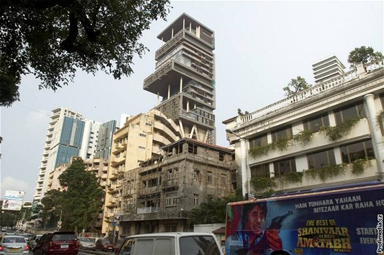 Jeden z nejbohatích mu Indie postavil pro svou rodinu v Bombaji 173 metr...
