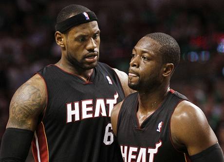 LeBron James (vlevo) a Dwyane Wade z Miami Heat