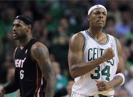 RADOST A ZKLAMN. Paul Pierce (vpravo) z Bostonu Celtics vyel z duelu s LeBronem Jamesem a jeho Miami Heat jako ten spokojenj