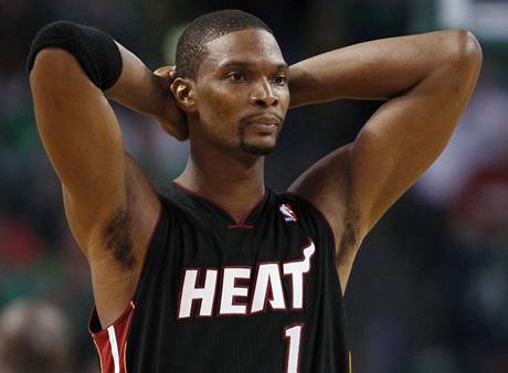 Chris Bosh z Miami Heat nevstoupil do sezony dobe. Proti Bostonu Celtics se trpil.