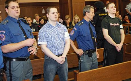 David Vaculík (v modré košili) a Jaromír Lukeš (v triku s nápisem)  si vyslechli u ostravského Krajského soudu tresty za žhářský útok. (20. října 2010)