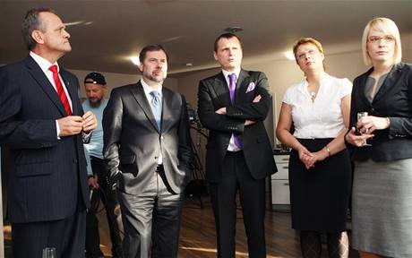 Nespn kandidt Vc veejnch Stanislav Czudek (vlevo) s vedenm strany ve volebnm tbu v Ostrav. (23. jna 2010)