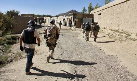 Afghnskou vesnic prochz eskorta v pesnch rozestupech a osobn strci si hldaj sv civilisty 
