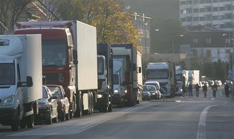 KAMIONY VAD MSTNM NEJVC. Blokda silnice I/33 v Nchod