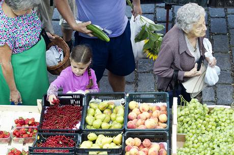 Čerstvé ovoce už má kromě jablek a hrušek téměř po sezóně, ale stejně se nákup na farmářských trzích pořád vyplatí 