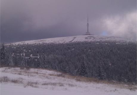 Horu Pradd, nejvy vrchol Jesenk, rno pokryl snh. 